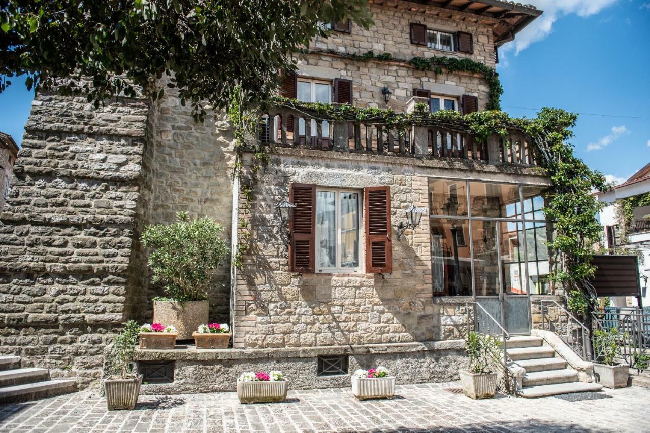 La Rosa Di Francesco Inn Valfabbrica Dış mekan fotoğraf